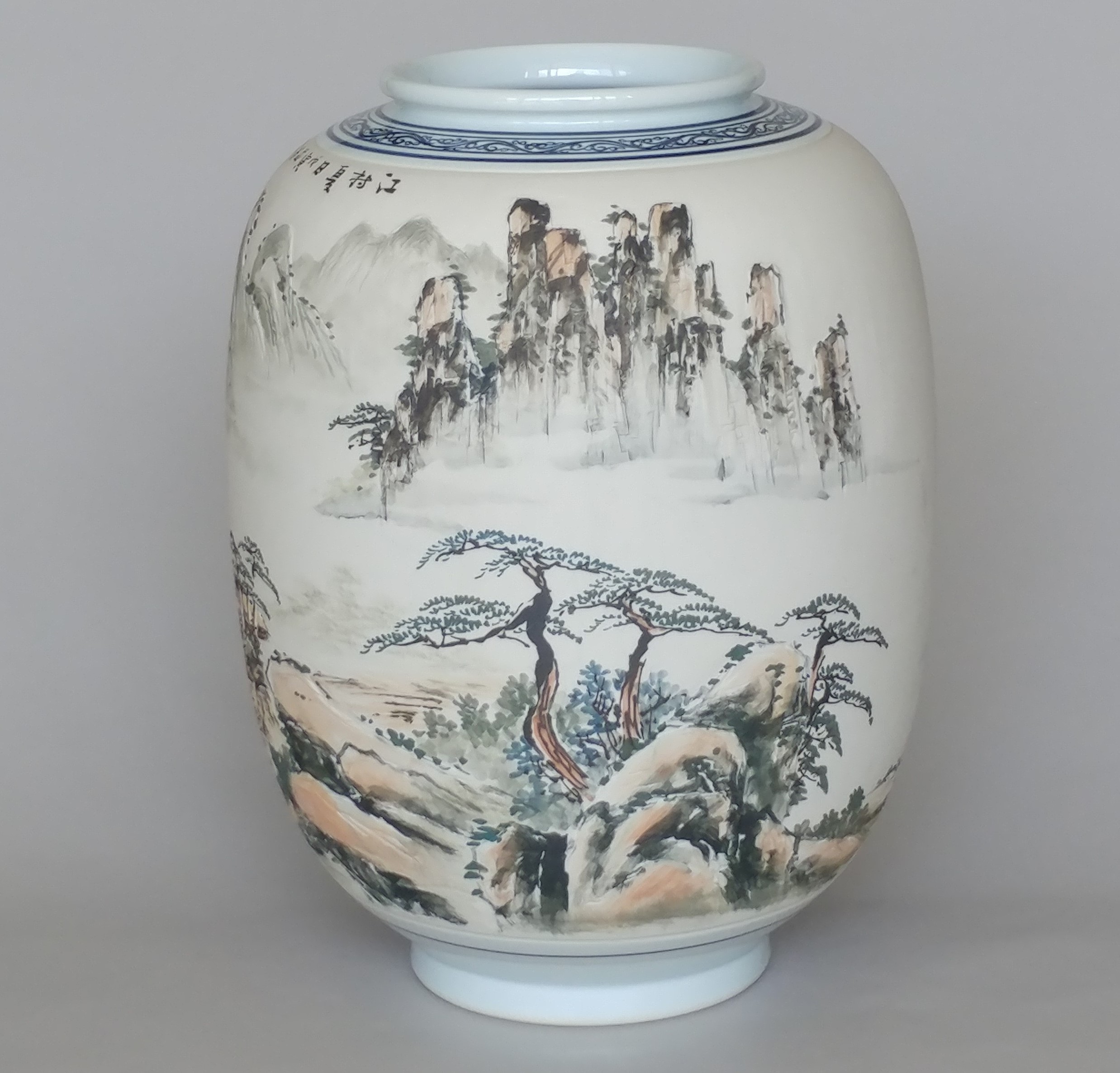 설봉 박찬종_백자 양각 무광 산수문 도자기, 높이 약 42cm : 앵콜음반
