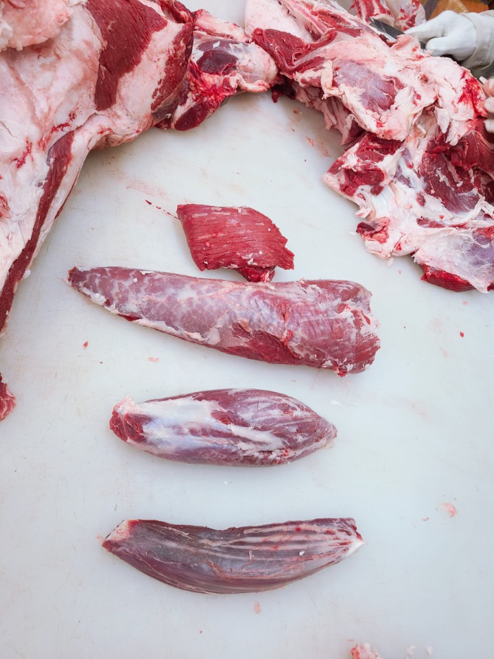 한우 아롱사태 ,한우 꾸리살 포함1kg  육사시미 암소 청정소 : 원데이축산