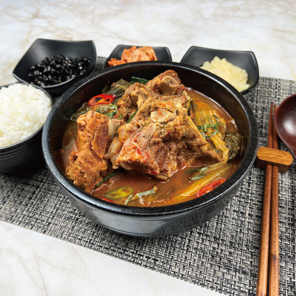 푸짐한 왕뼈해장국 900g 해장음식 즉석탕 등뼈해장국 감자탕집 국밥맛집 : 요리꾼푸드