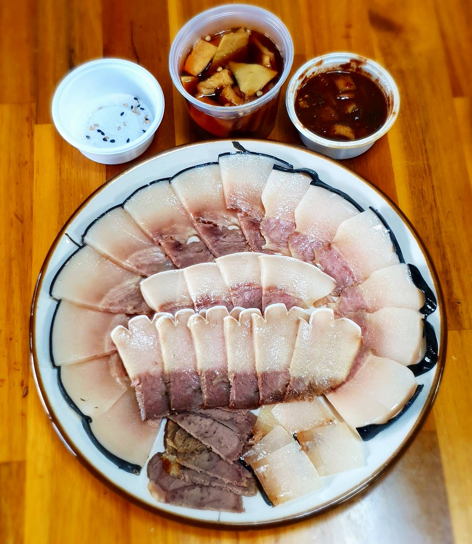 [포항명물] 20년 전통 순수 밍크고래 고기 모듬 수육 : 팜이안