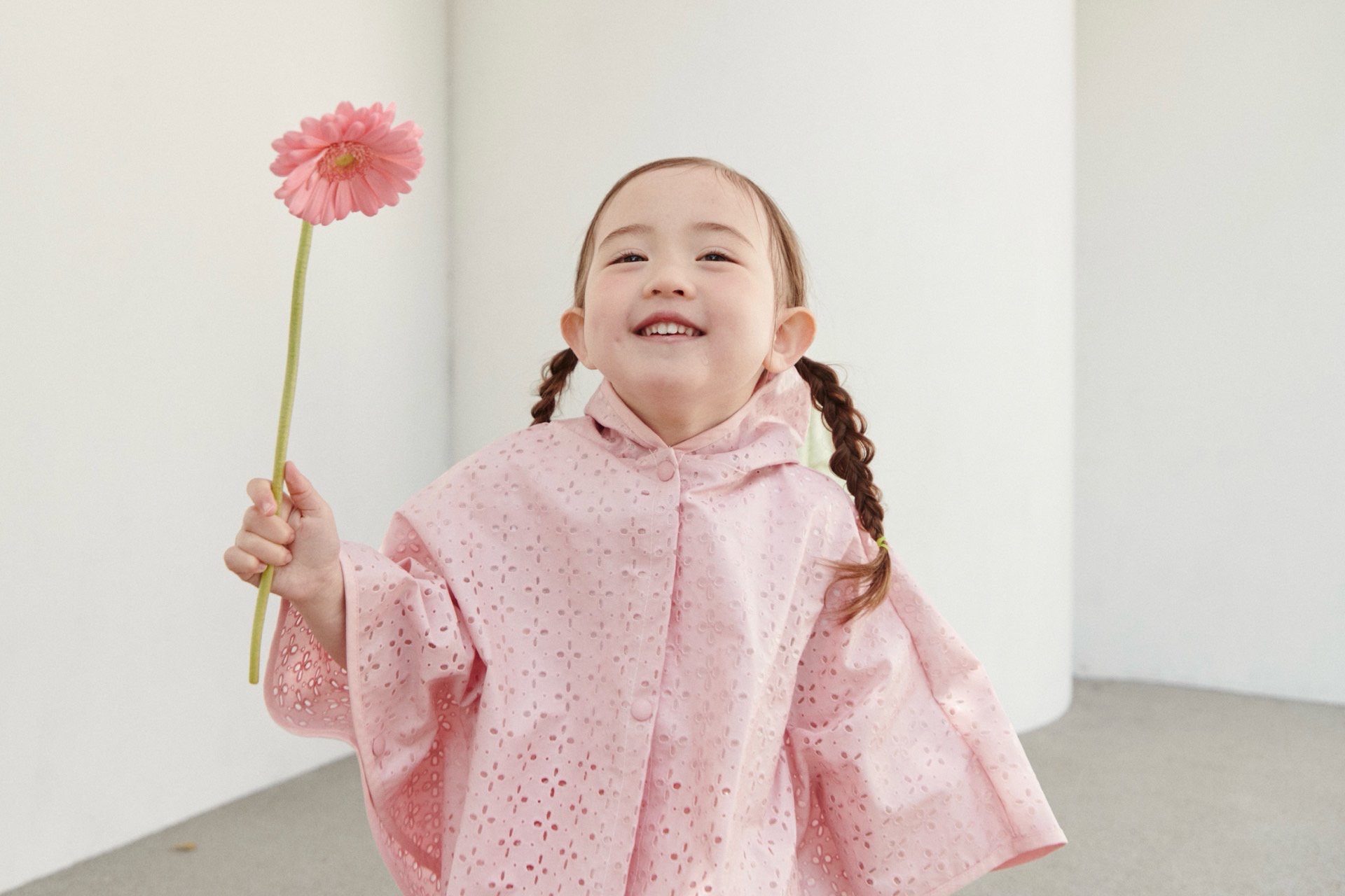 (당일출고 M)아일렛 우비 유아동 키즈 레인코트 펀칭 핑크 화이트 판초 후드 여아 비옷 : 여기지우