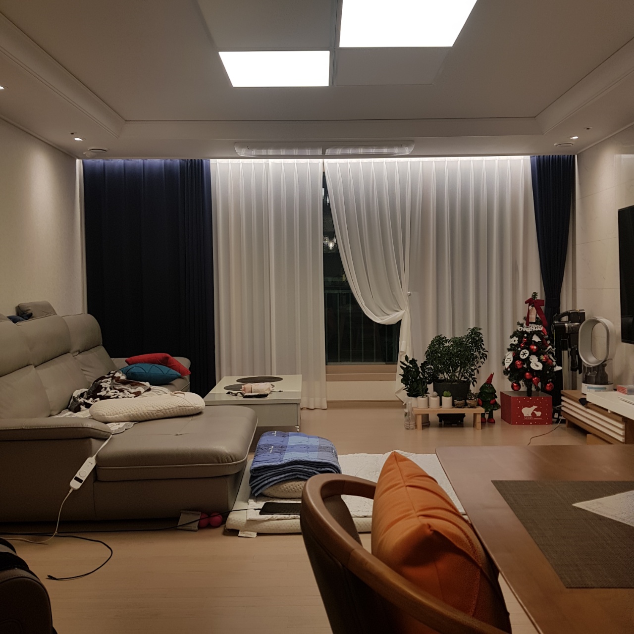 마산 합성동 롯데캐슬 더 퍼스트 아파트, 거실스타일링 2중커튼 : 데코인 홈
