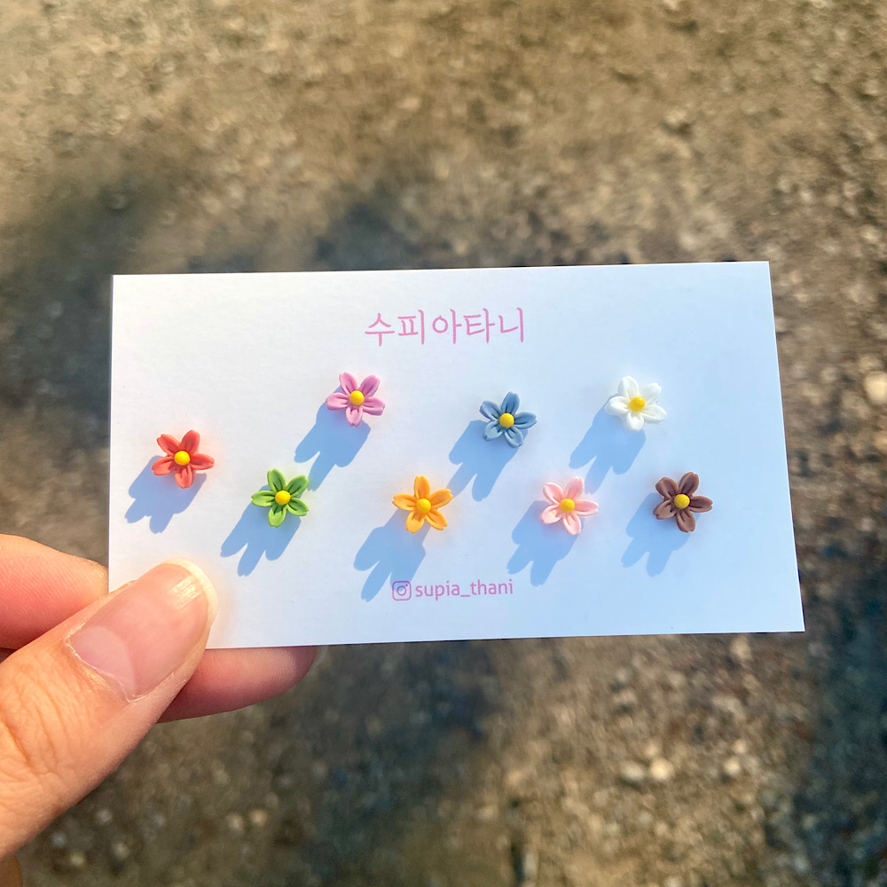 컬러플 랜덤8색상 플라워 꽃 알러지없는 실리콘침 알러지방지 세트 귀걸이 박나래 착용 : 수피아타니