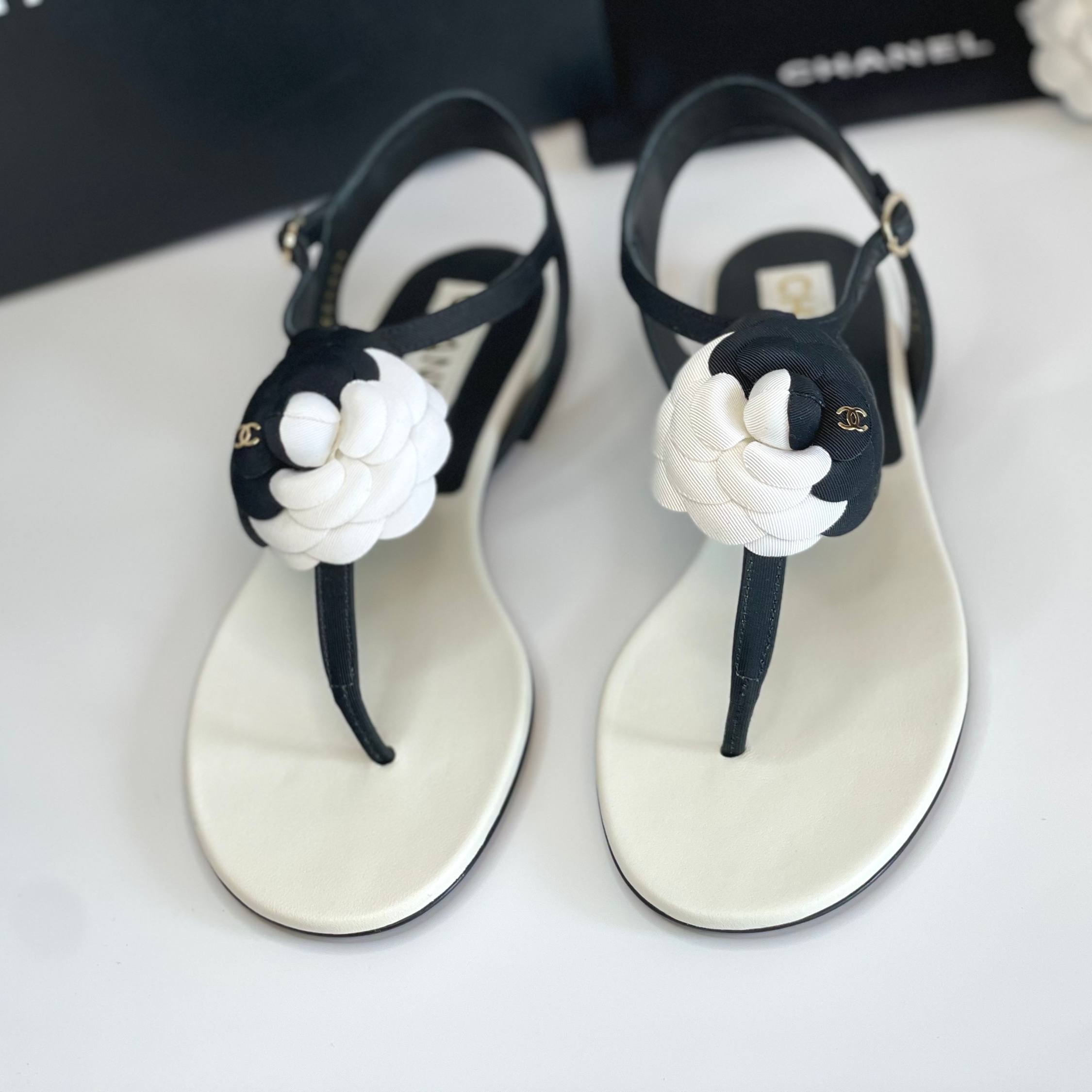 국내당일발송 샤넬 까멜리아 플립플랍 샌들 화이트 & 블랙 G39057 : 아라헨느A La Reine