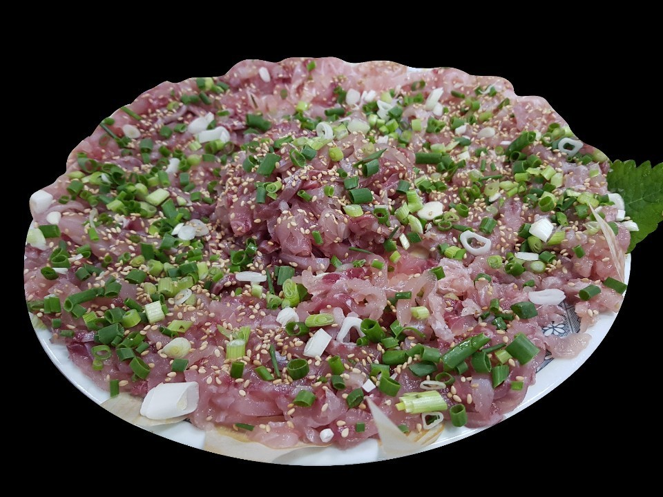 손으로 직접 썰어 더 맛있는 진양호 국내산 향어회 : 진양호 횟집