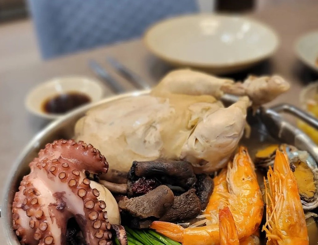 천하장사 해신탕 (닭,전복,문어,낙지,새우,칼국수,마늘,대추,생합,육수) : 한손수산