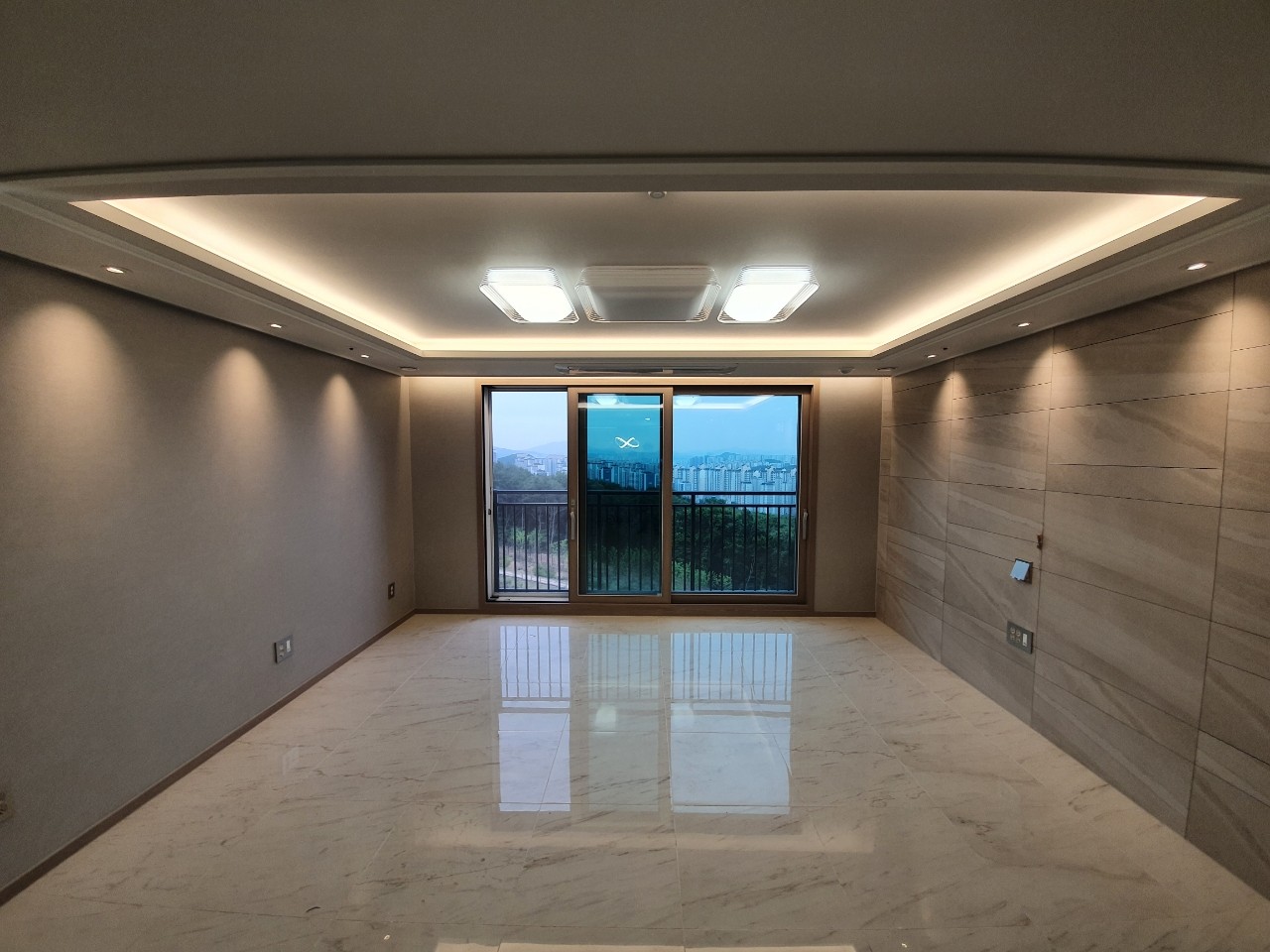 세동네 모던티비 전국시공 led간접조명 led 조명 인테리어 우물 천장 : 주식회사 세동네