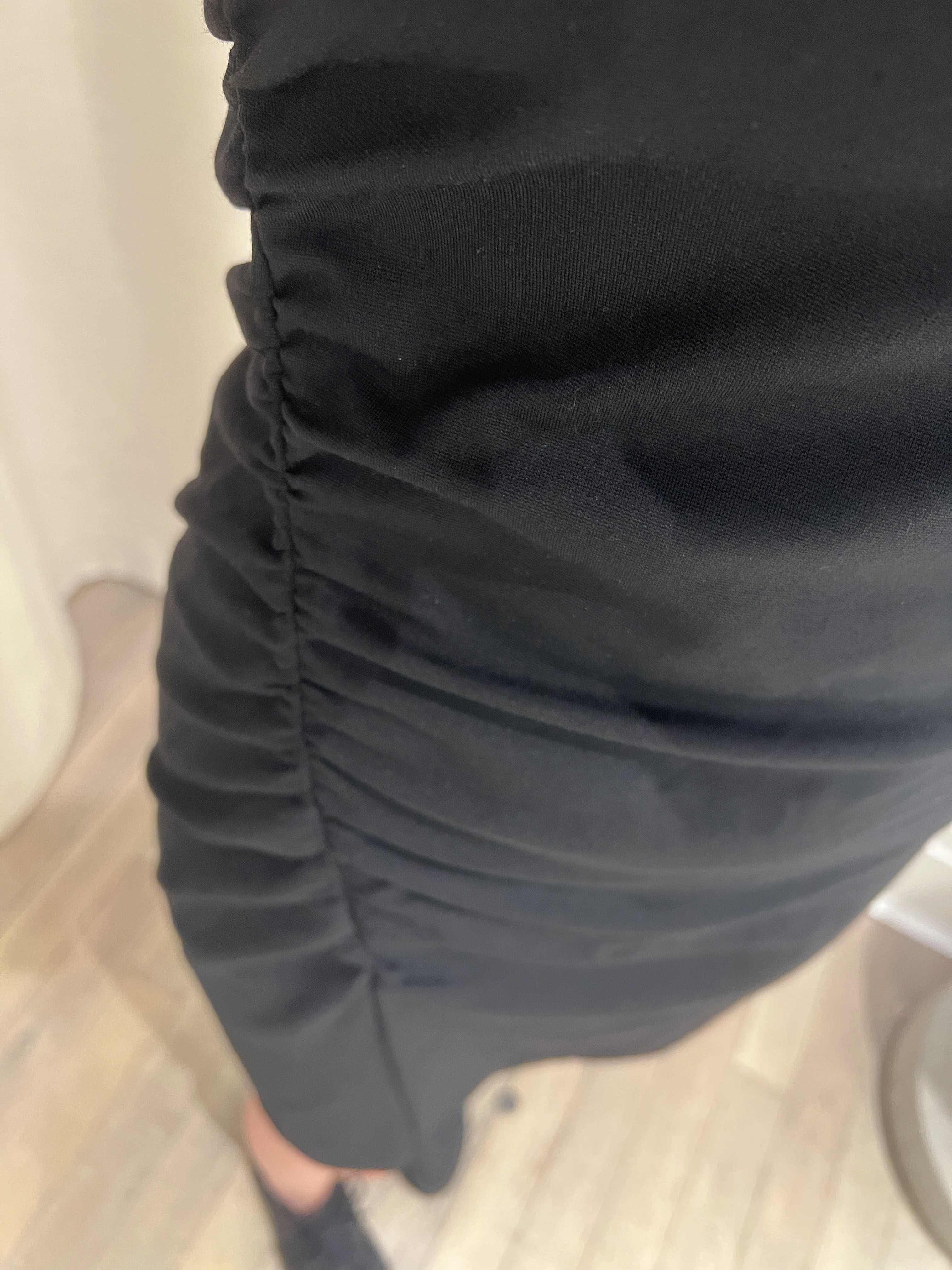 클럽모나코 여성 사이드 루치 블랙 민소매 미니 원피스 : 라일리아