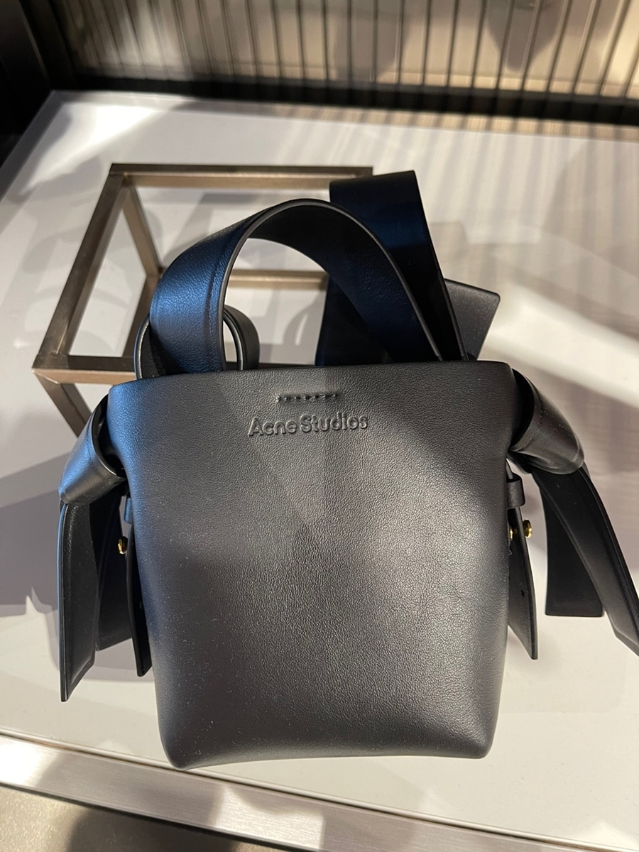 아크네스튜디오 무수비 마이크로 버킷백 블랙  FNWNBAGS0035 / Acne Studios Musubi Micro Bag : 럭셔리런던
