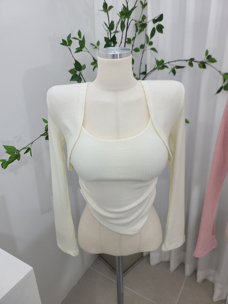 가을간절기부터쭉 고퀄부들쫀쫀골지 나시볼레로세트 미니볼레로 볼륨업캡나시 단추로 고정할수있어요:) 국내제작 고퀄 : 위드제이 with.j