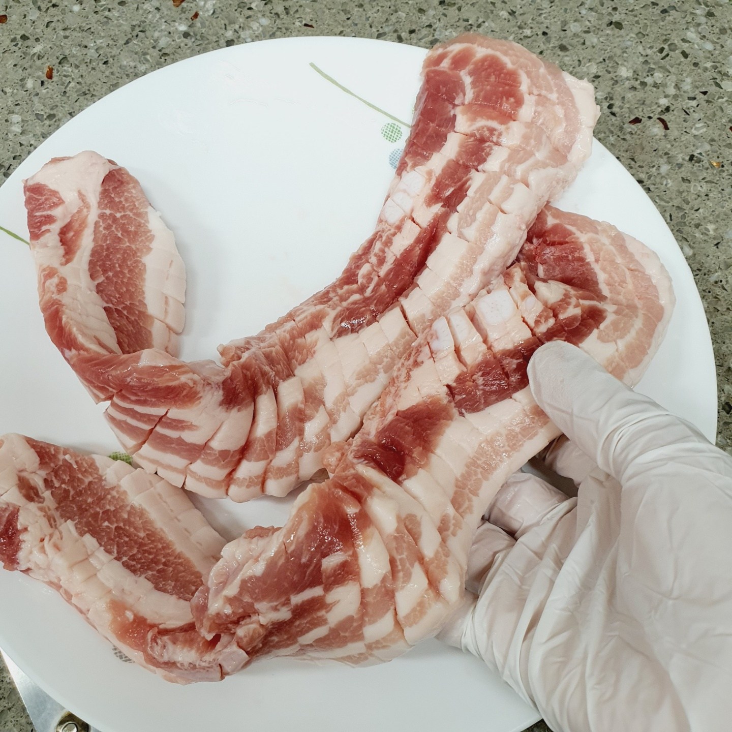 (당일발송 / 주문즉시작업) 국내산 1등급 한돈 암돼지 돼지고기 구이용 맛있는 냉장 생 벌집삼겹살 400g 600g : 나라믿음축산