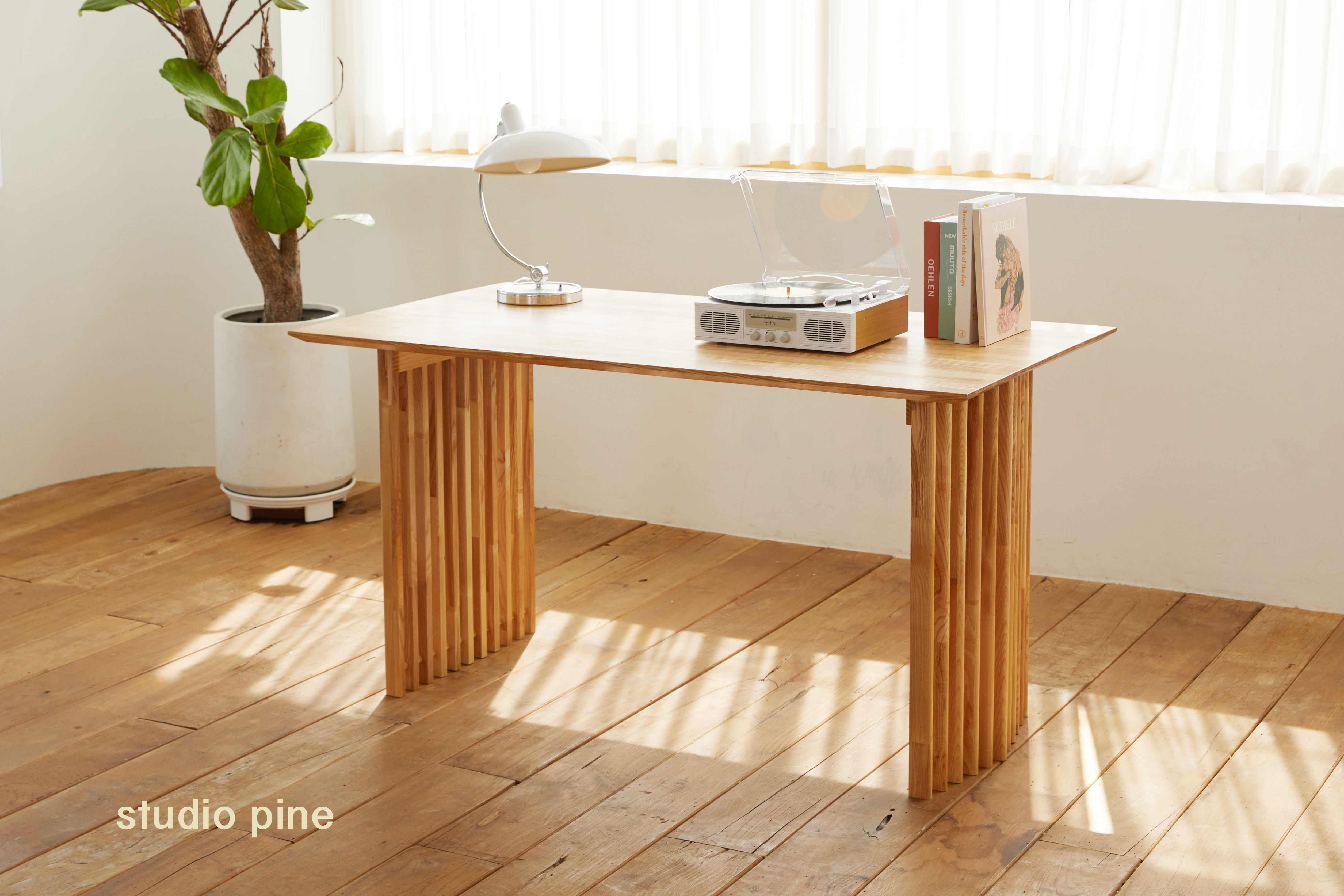 studio pine 나래비 다리 소예테이블 : 복잡함과 단순함의 결을 마주하다 : studio pine