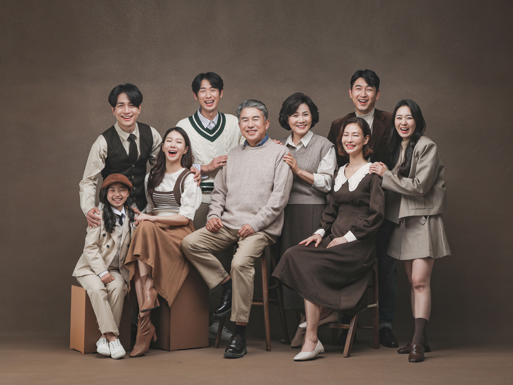 용인 가족사진 리마인드웨딩 환갑칠순팔순 의상대여 컨셉사진관 스튜디오 헤어메이크업이벤트 : 포시즌패밀리 수원점