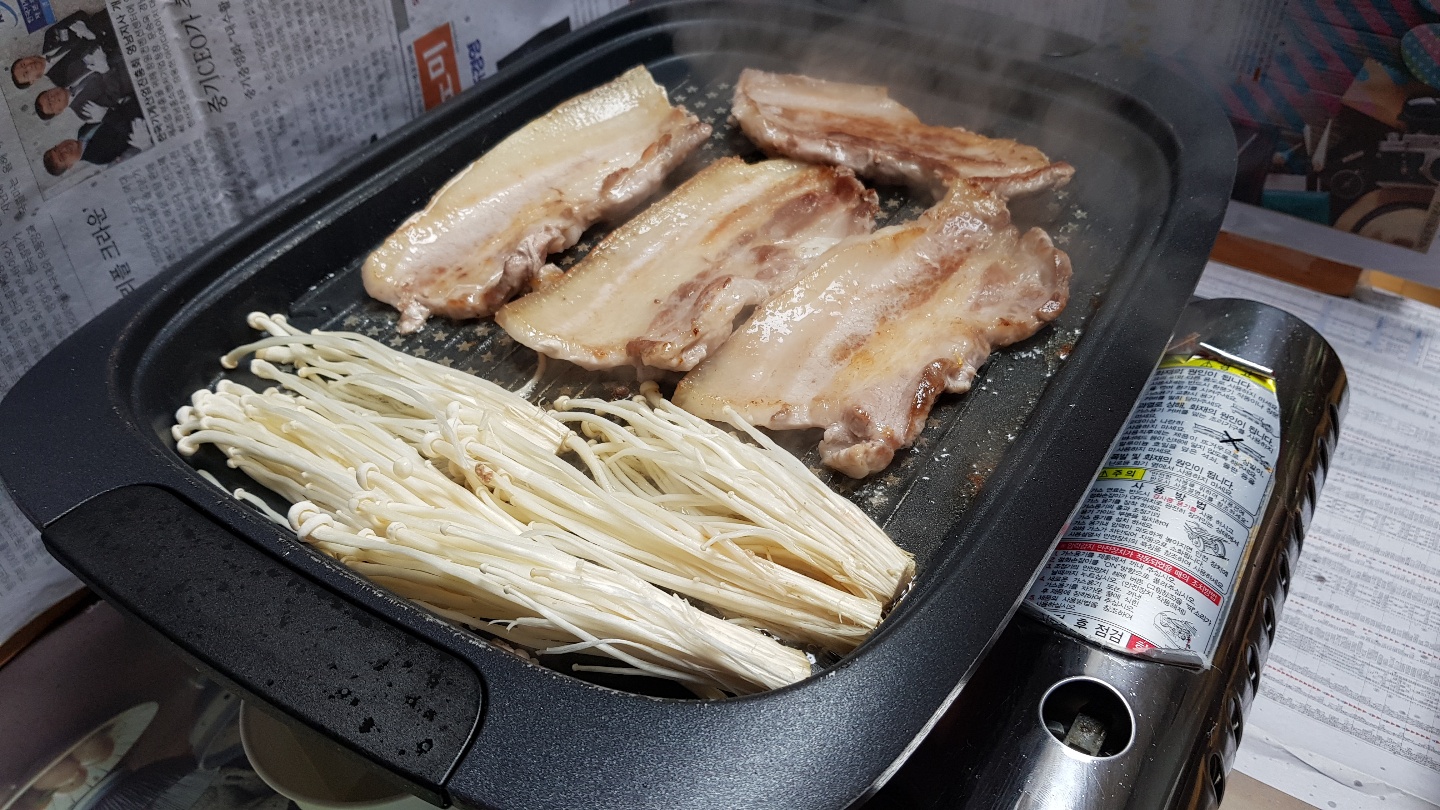 삼겹살 파티팩 ( 한돈삼겹+ 김치찌개+ 비빔쫄면밀키트+ 고기반찬+ 구이사리 + 쌈채소+ 라면사리 ) : 은주정택배