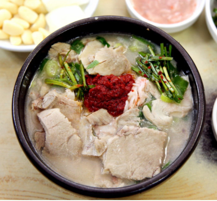 우리나라국밥 순대 소머리 부산돼지국밥 600g 4봉 : 바로식탁