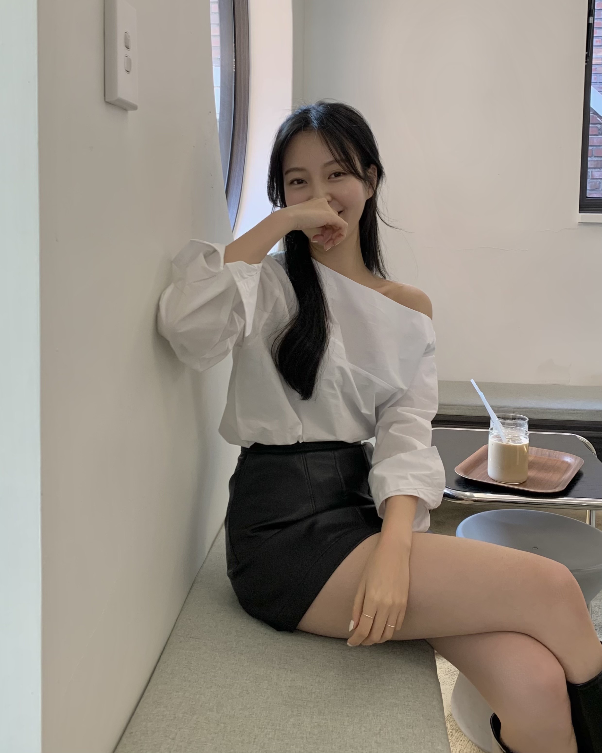 로에브 루즈핏 언발 오프숄더 셔츠 (3 color) : 더블유비 wbee