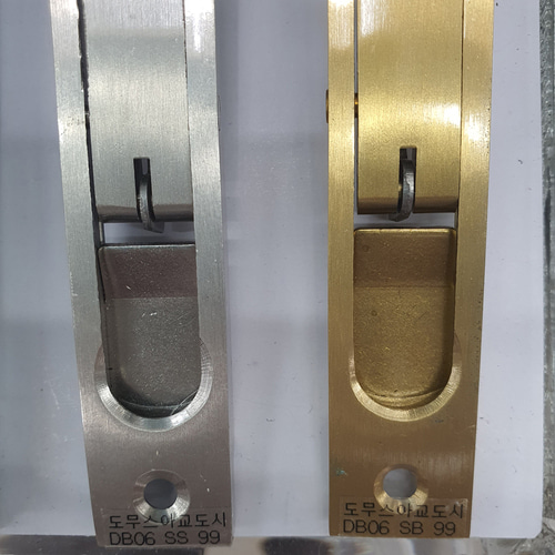 도무스 오도시 DB06SB 황동 매입형 잠금장치 고급형 양개문고정 아교도시 오르내리꽂이쇠 : 문손잡이팜