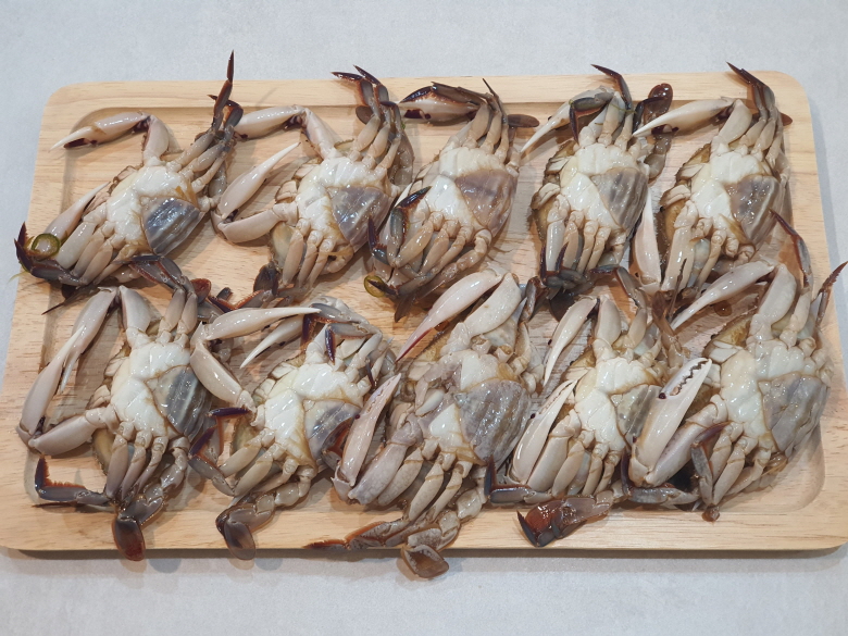 암꽃게장 2kg 덜짠 짜지않은 알베기 암꽃게장 간장게장 맛있는 밥도둑 : 주식회사 땅콩마켓