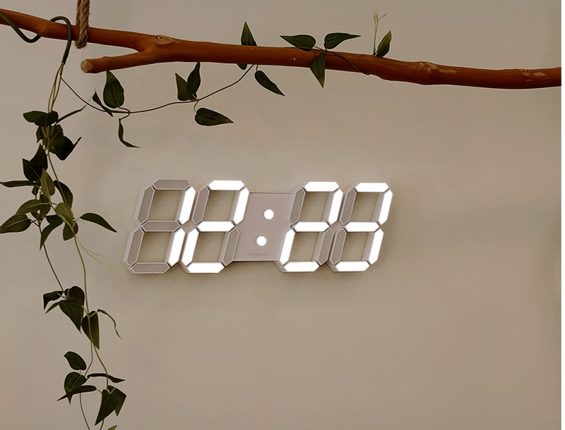 루미너스 이탤릭 밀크화이트 LED 디지털 벽걸이 전자 벽시계 : 깡일이네
