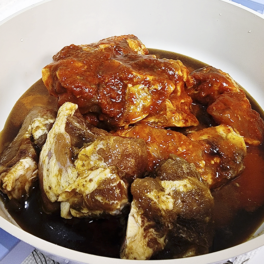 삼형제고기 돼지갈비찜 한돈 밀키트 간장 매운 양념 500g : 삼형제고기