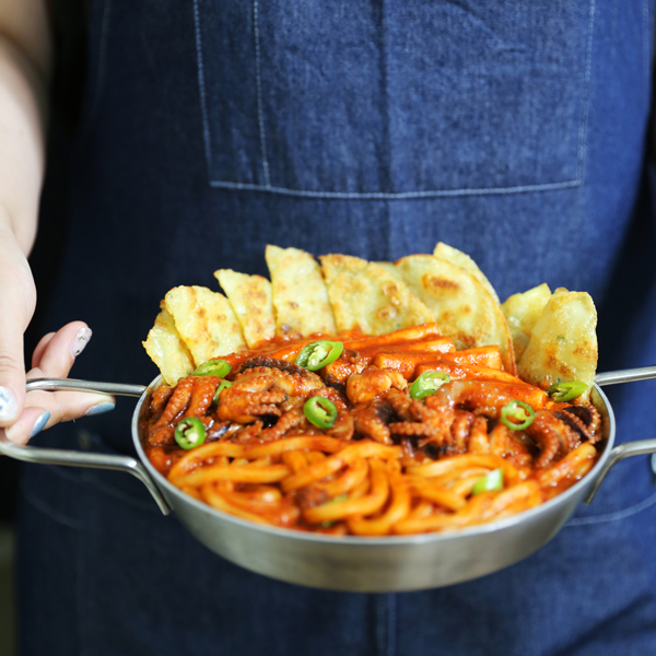 캠핑밥상 납작만두 쭈꾸미 떡볶이(770g) - 3팩부터 추가10% : 밤탱이네