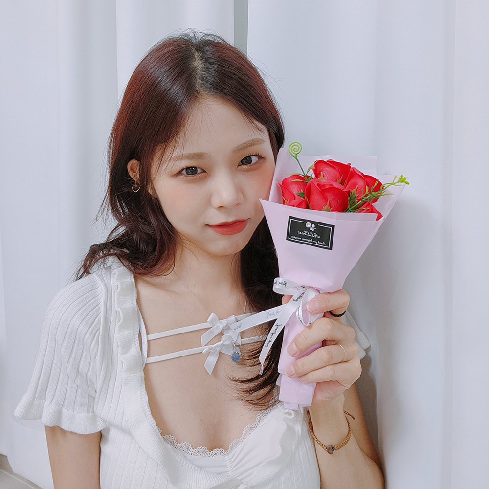 일곱송이 장미 조화 꽃다발 인생네컷 생일 파티 셀프스튜디오 소품 : 생활일번지