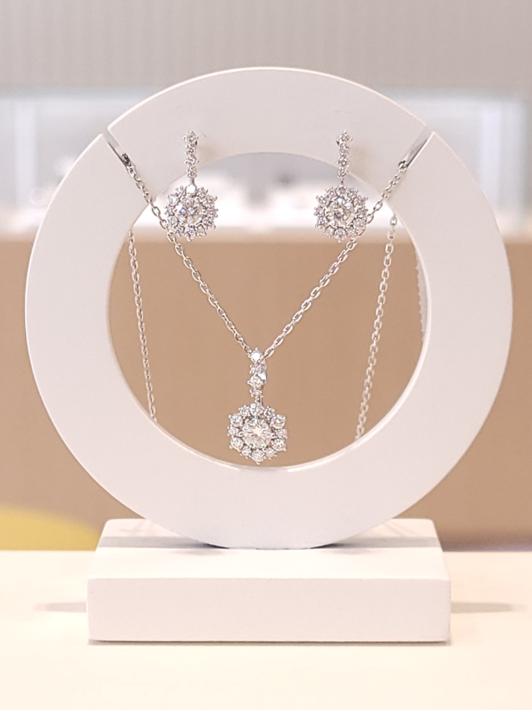 골든듀 디어블룸 0.3 ct 18K 목걸이 211900393 ( 리라인W 16 체인포함) 귀고리 0.2ct  211900575 세트 : 롯데이천 골든듀