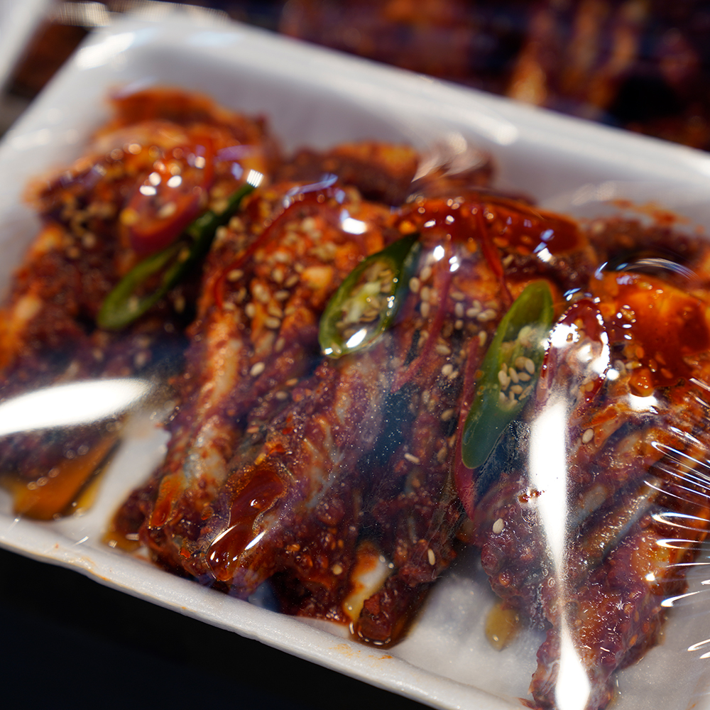 [서울시 일부 배달] 국내산 고춧가루로 무친 밥도둑 양념게장 400g [신영 유쾌한김치] : 동네시장 장보기