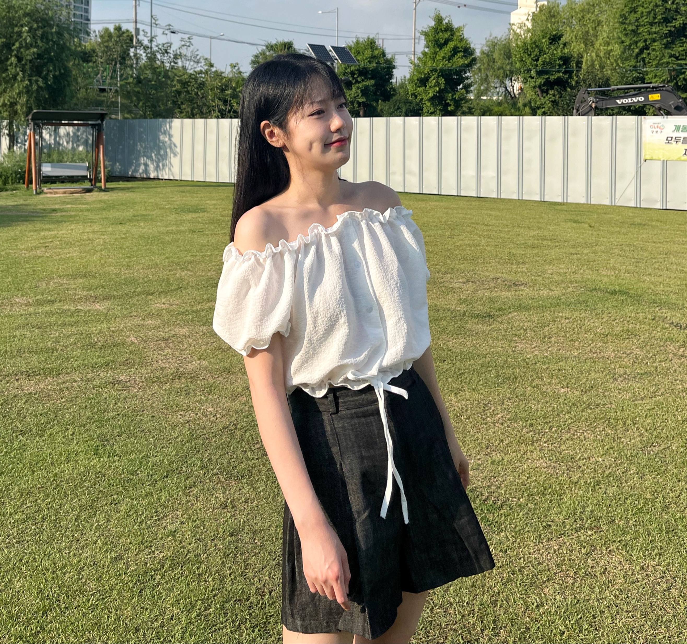 오프숄더 크롭 블라우스 : 라나온