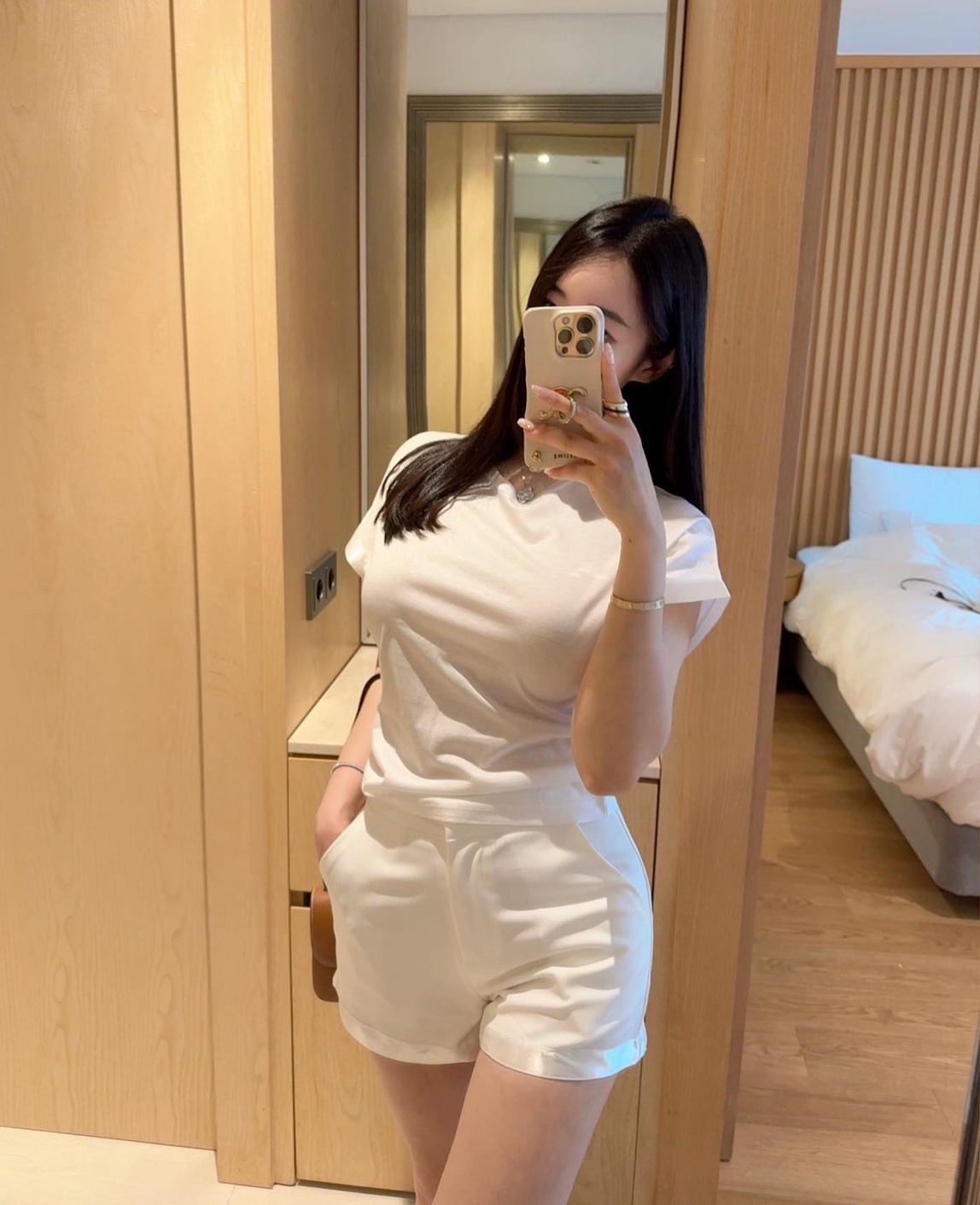 로저 배색 새틴 반팔 티셔츠 3color : 리앤블리