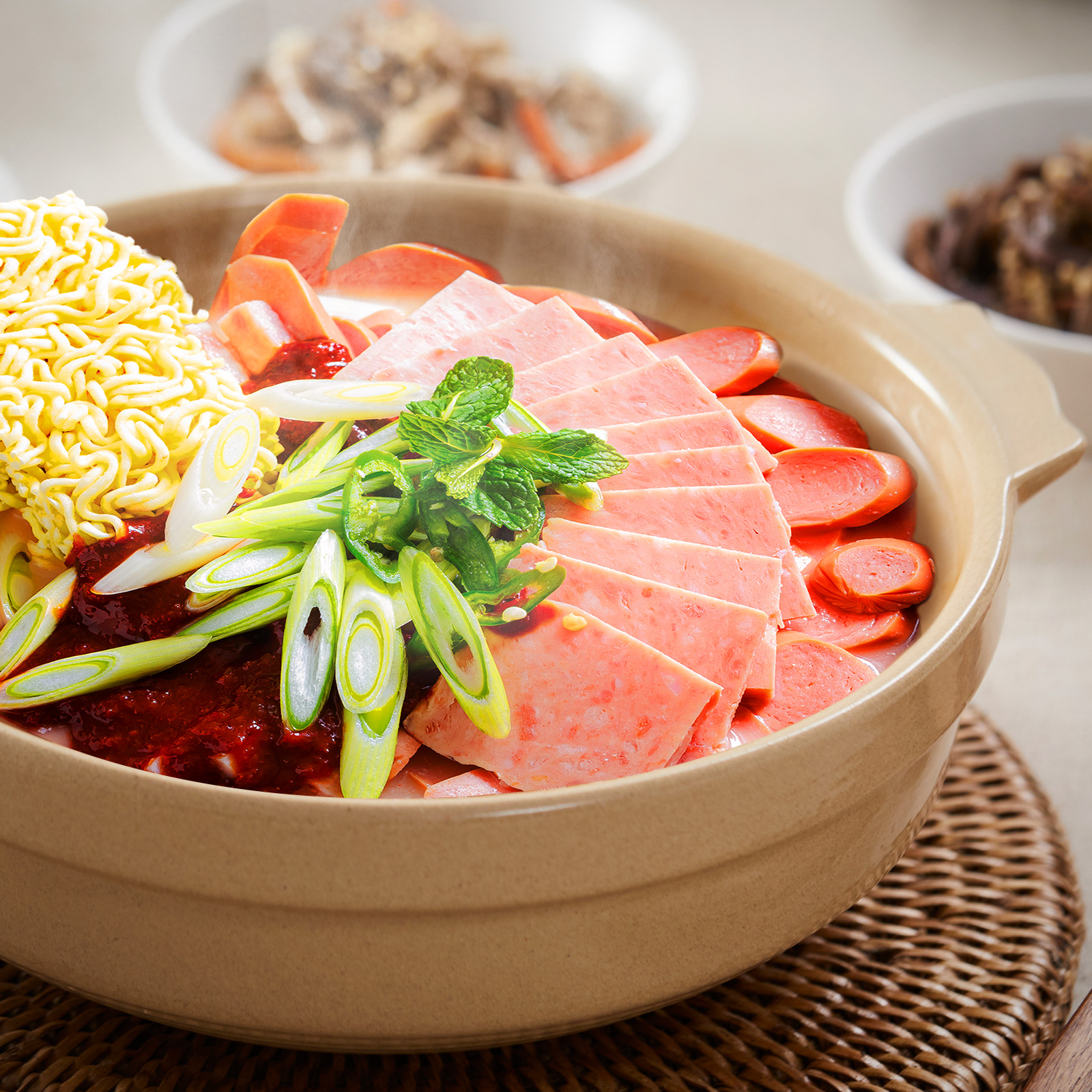 [소비기한: 25.10.10] 족발야시장 더 푸짐한 부대찌개 1kg 1팩+1팩 (+라면사리 2개 증정) 대용량 캠핑요리 : 로그온쇼핑