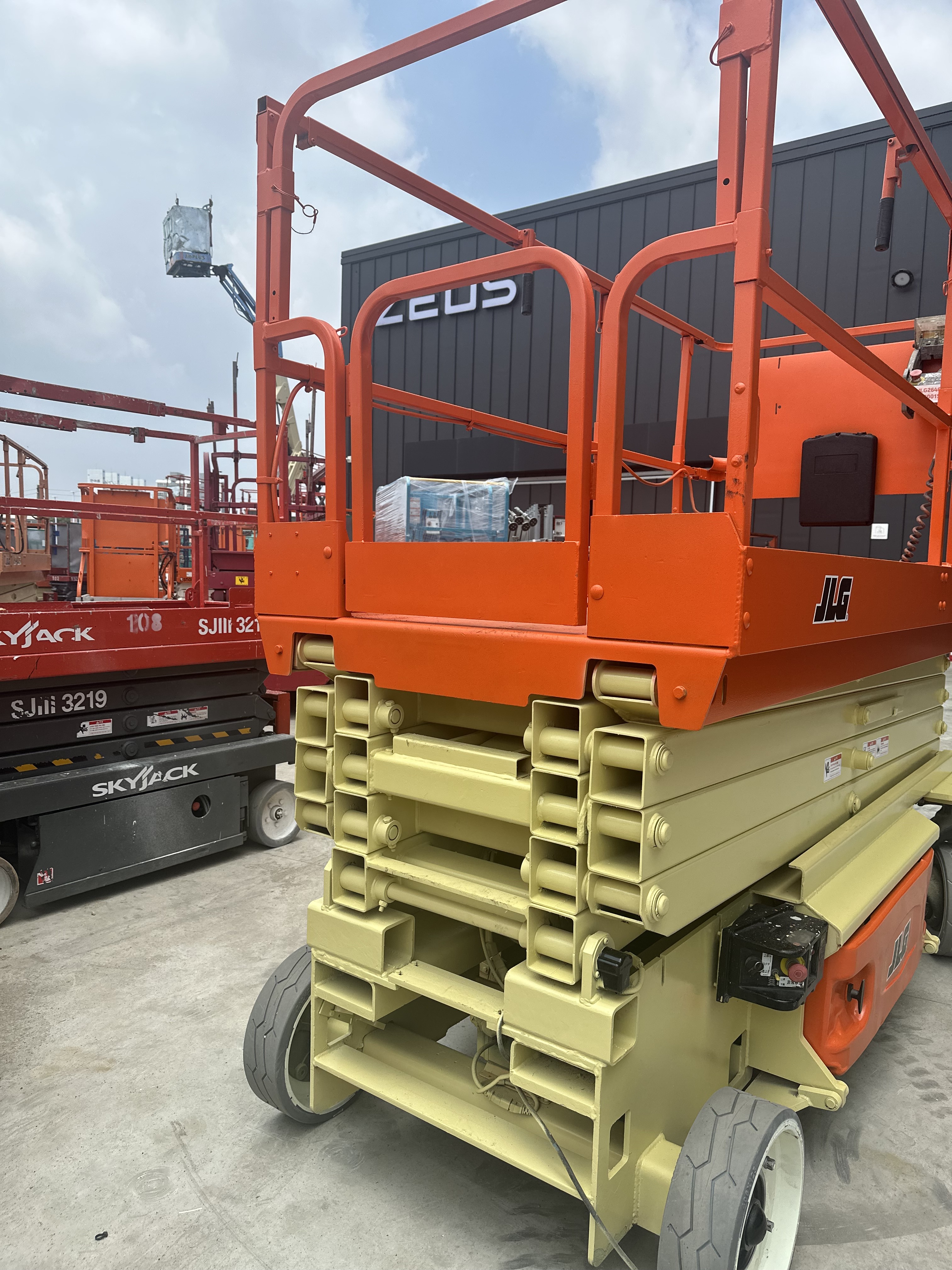 고소작업대 중고 제우스 렌탈장비 /작업높이 9.75m 2006년식 JLG2646ES (수입대기중) : 한국고소작업대거래소