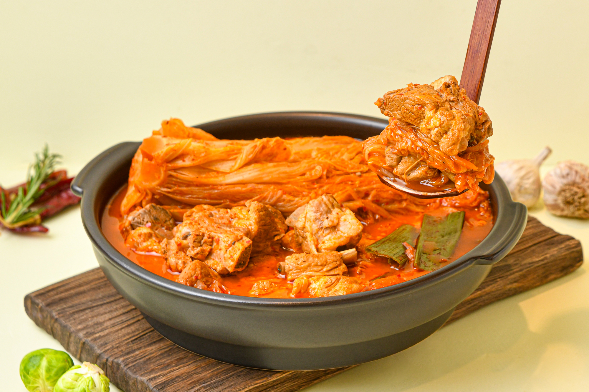 찌개의여왕 국내산 돼지갈비 김치찜 1.2kg : 찌개의여왕