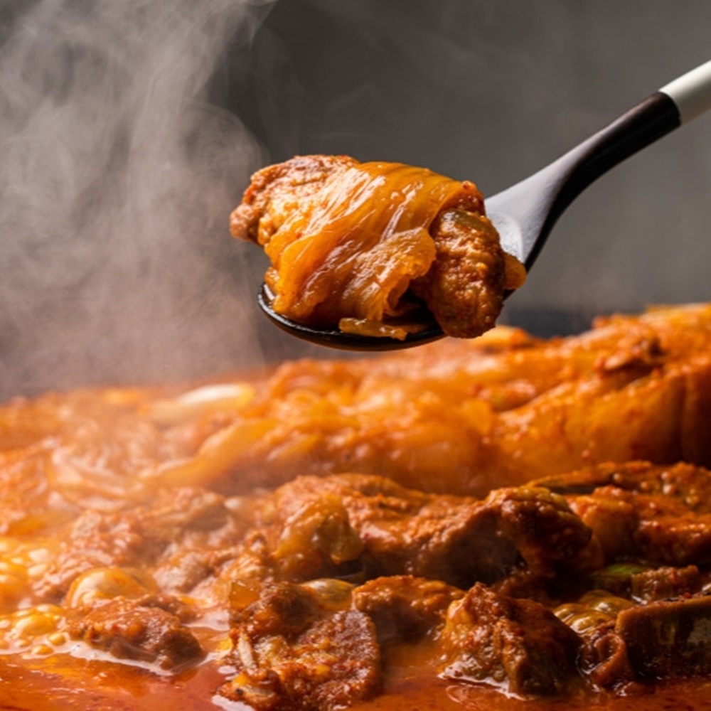 돼지고기 김치찜 돼지갈비 듬뿍 묵은지 김치찌개 캠핑요리 밀키트 : 그루그루스토어