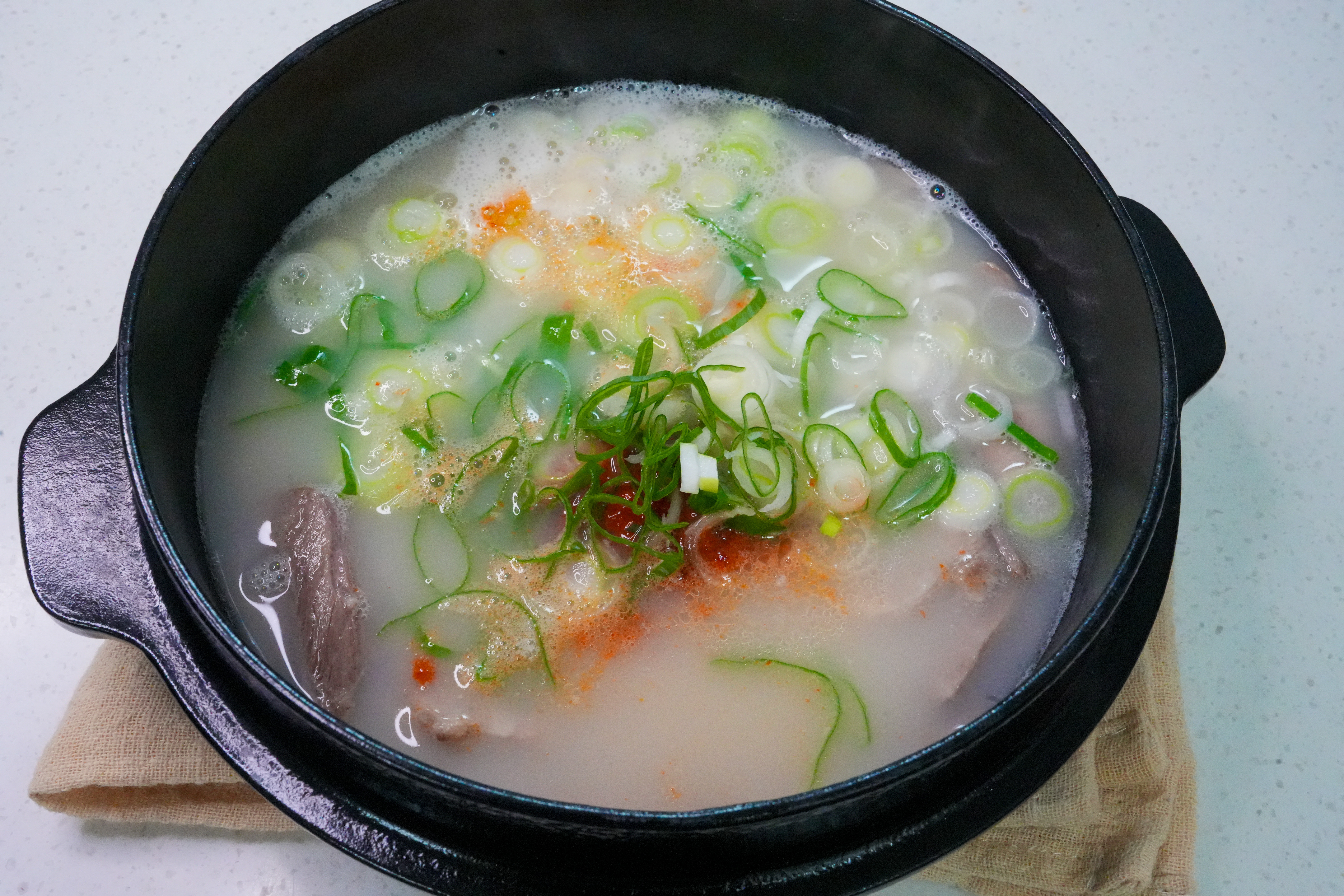 수육국밥 국밥맛집 수육 다대기 돼지 소 사골육수 떡국 고기국수 630g 1팩 : WE MALL