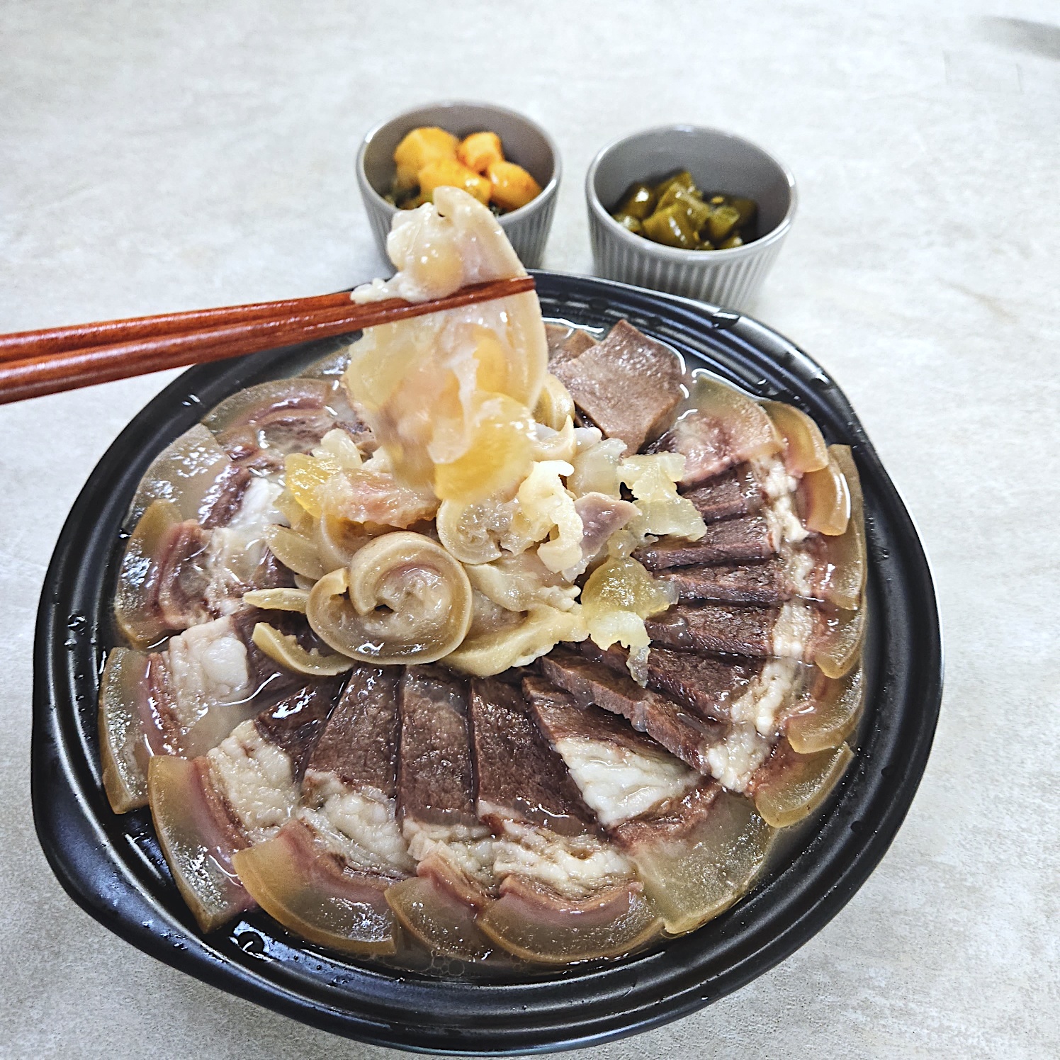 국내산 한우 소머리 수육 우설 500g 3~4인분 우족 스지 곰탕 국밥 전골 캠핑 밀키트 안주 음식 : 강줌마