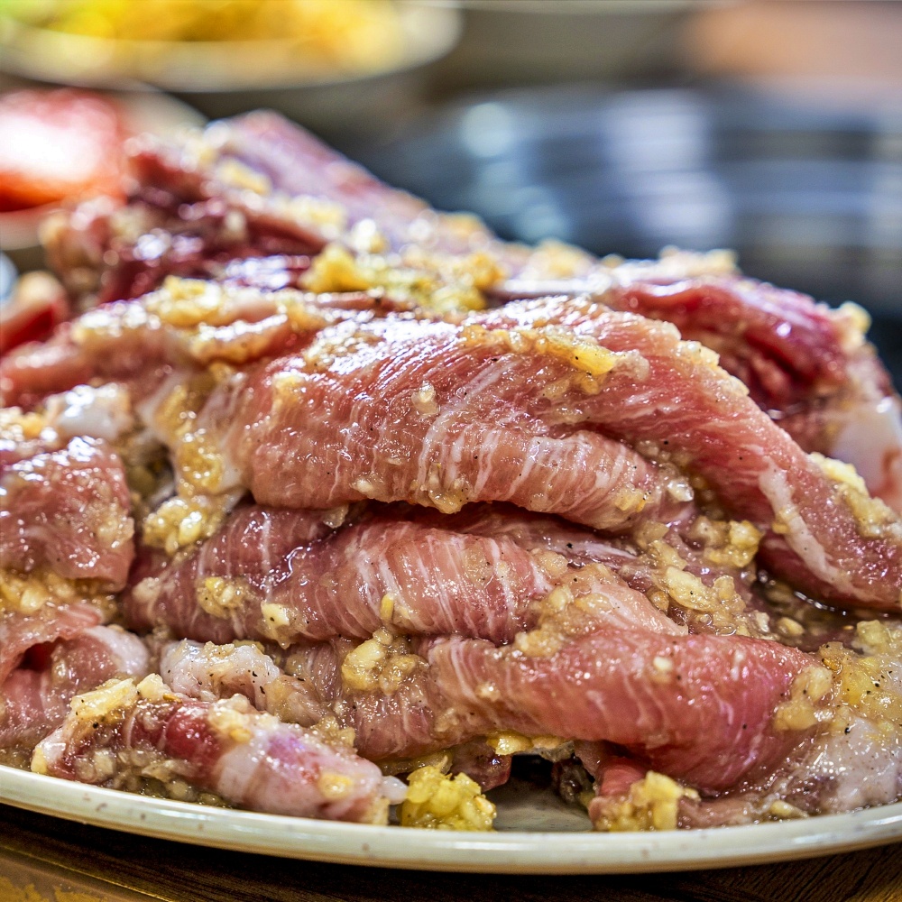 두꺼비숯불생갈비 수제 마늘 양념돼지갈비 캠핑고기 밀키트 왕구이 국내산 한돈 1kg : 두꺼비셰프