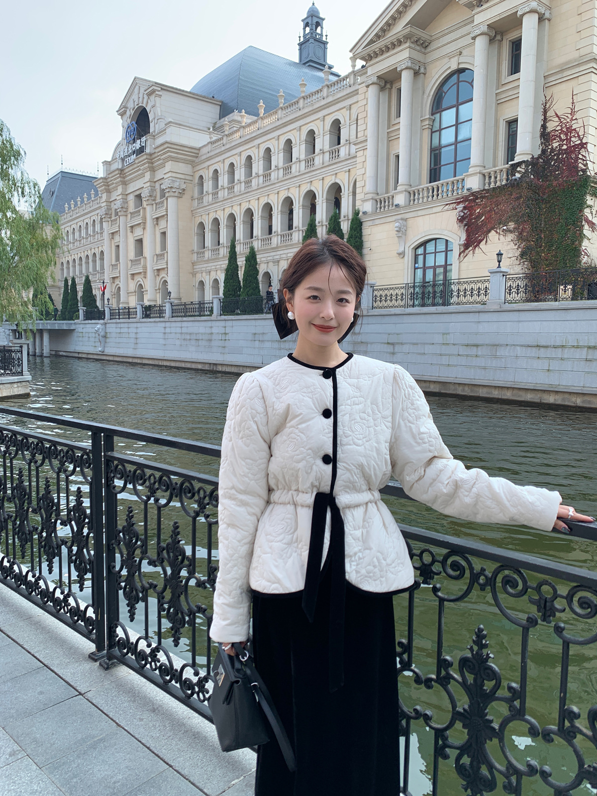 리미트리 화이트 블랙 리본 퀼팅 자켓 : LNC