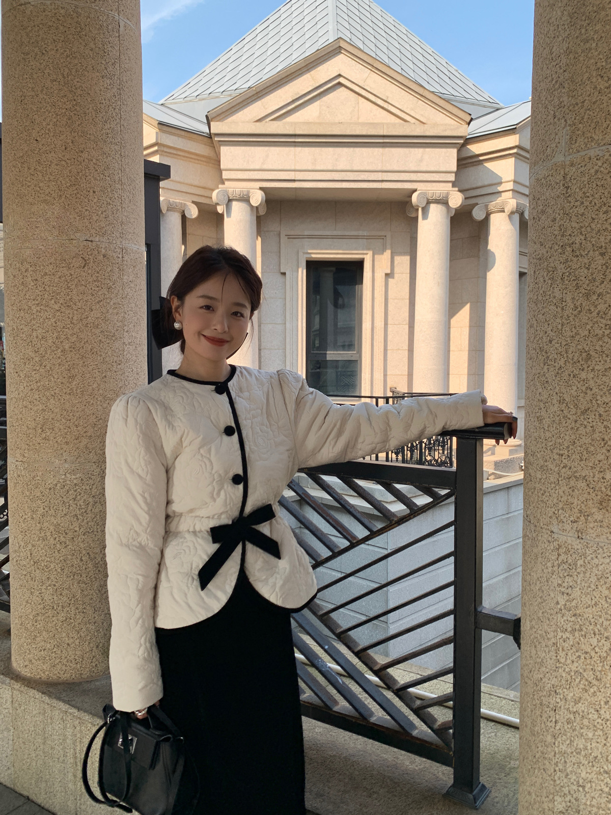 리미트리 화이트 블랙 리본 퀼팅 자켓 : LNC