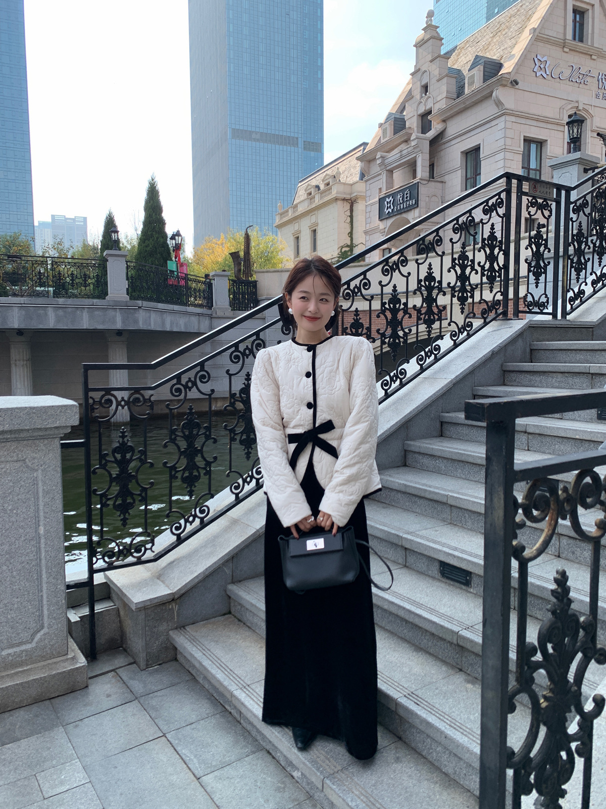 리미트리 화이트 블랙 리본 퀼팅 자켓 : LNC