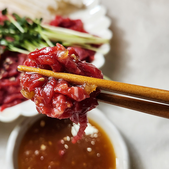 다둥이네 정육점 - 한우 뭉티기 250g + 육회 250g 세트 / 육사시미 뭉터기 국산 소고기 설도 보섭살 양념소스 포함 : 다둥이네 정육점