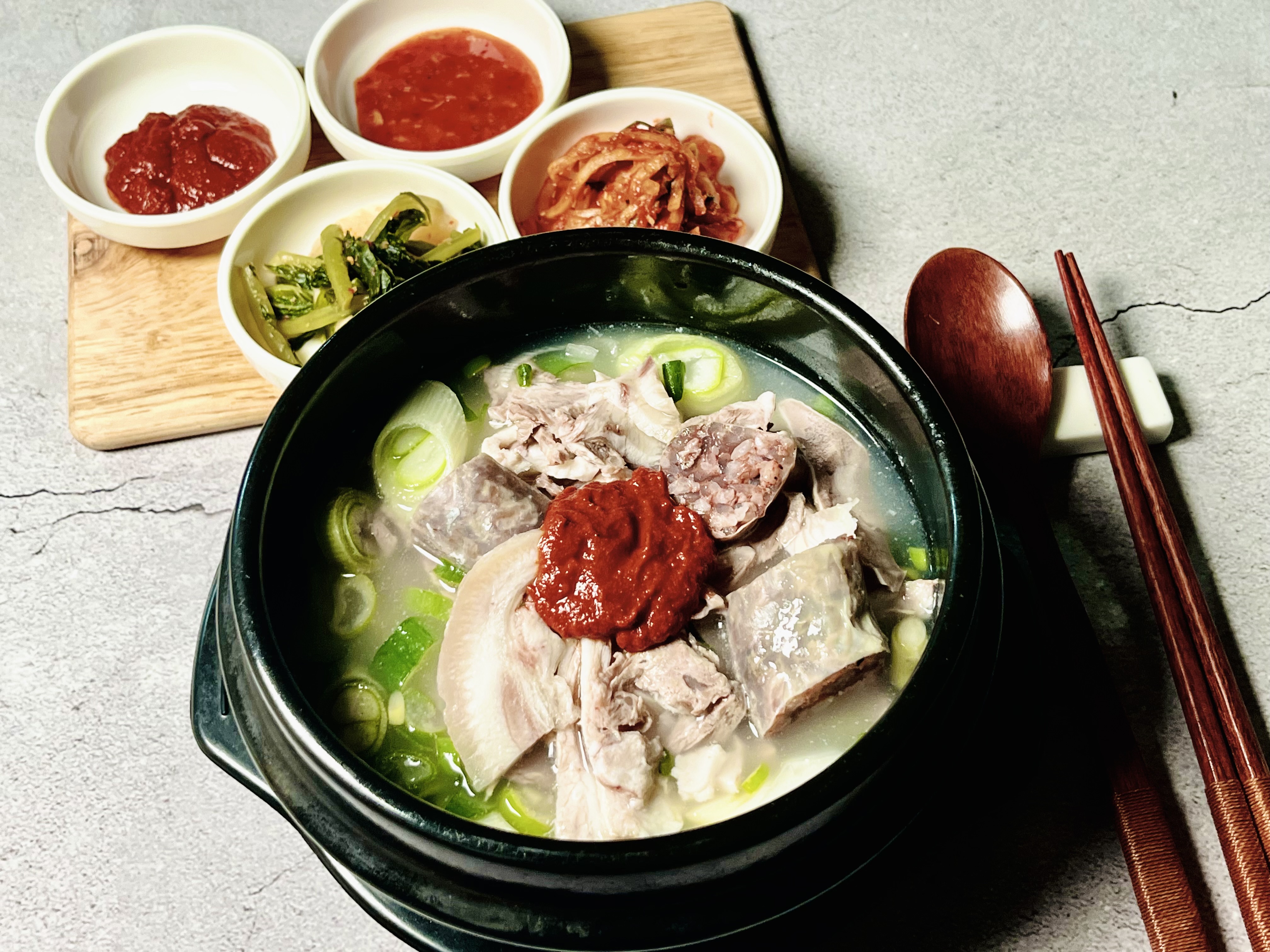 45년전통 신포순대 가마솥 돼지국밥 순대국밥 사골 600gx2팩 밀키트 : 리아쓰마켓