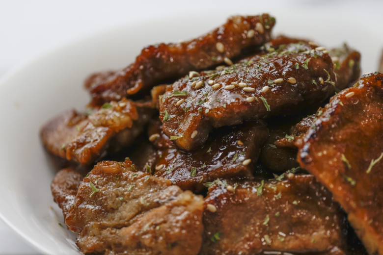 1등급 국내산 한돈수제 양념돼지갈비 1kg 수제칼집 : 바다베개