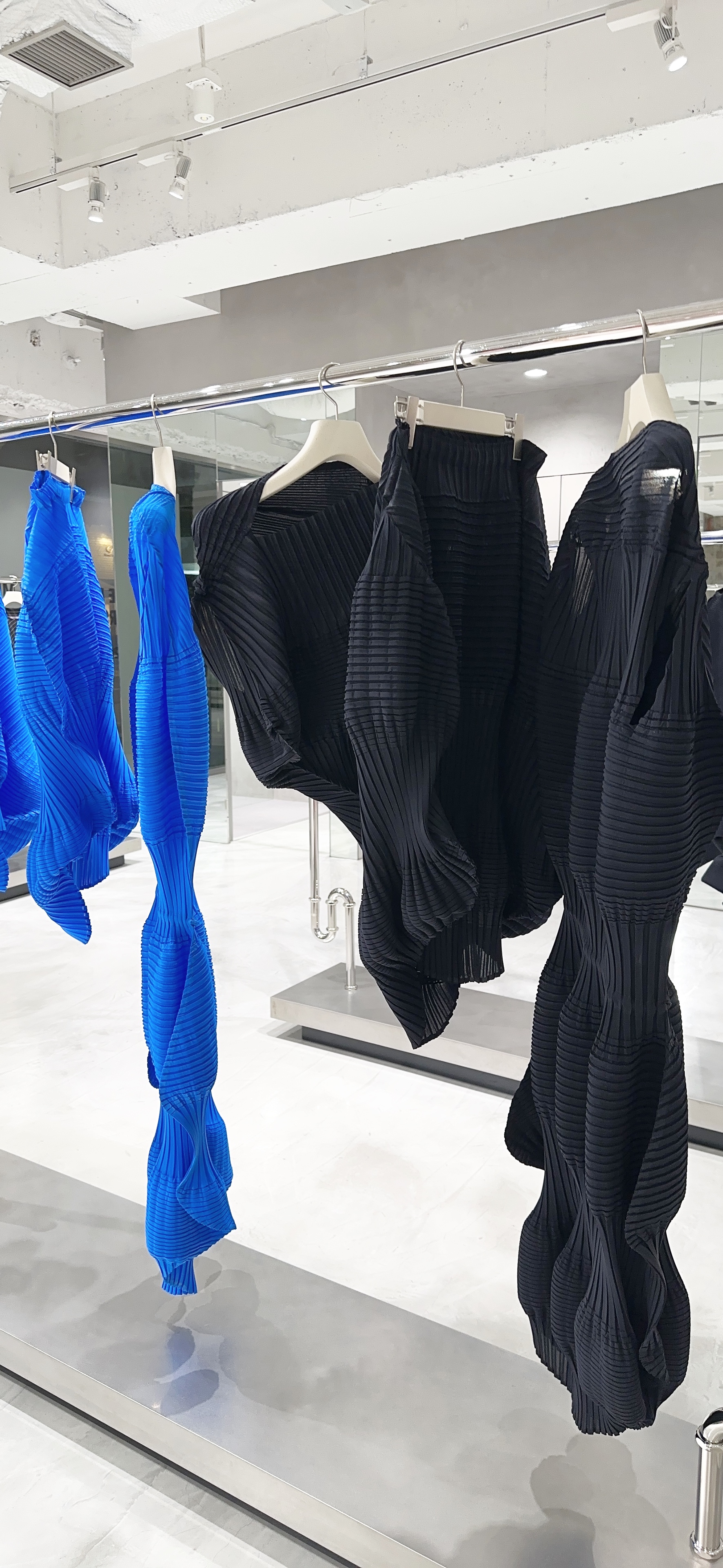 [이세이미야케] 24SS AERATE PLEATS 원피스(블랙) : 카린샵