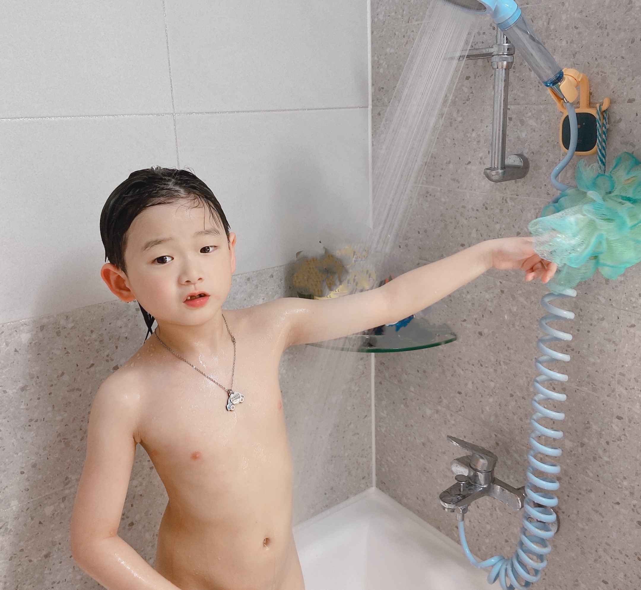 샤워기 홀더 샤워 거치대 샤워기 걸이 각도조절 더 편리한 욕실용품  목욕욤품 편리한 샤워 샤워기 조절대 360도 조절... 