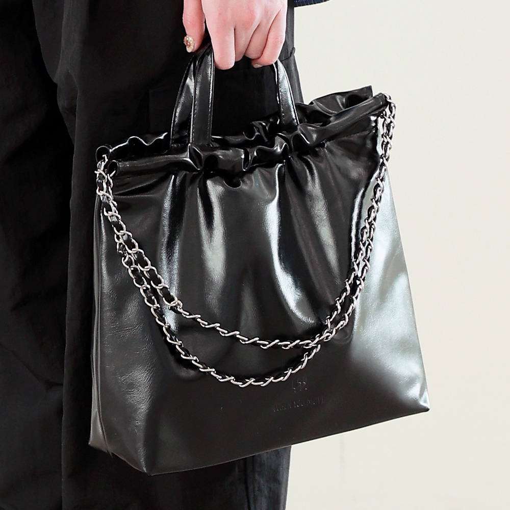 DRAWSTRING CHAIN SHOULDER BAG : 웬유무브