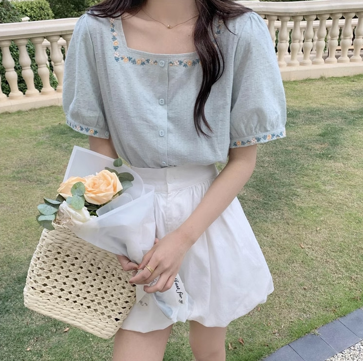 당일배송 헤이유bl 스퀘어넥 플라워 자수 반팔 블라우스 티셔츠 1color 여름 하객 데이트 신혼 해외여행 : 시크벨르