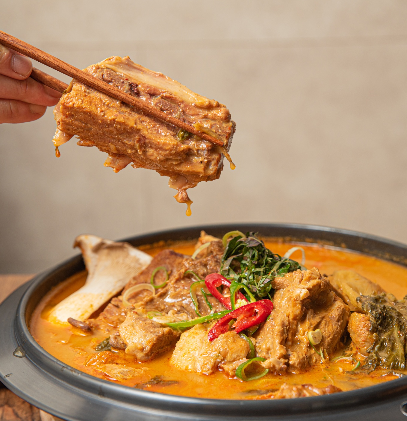 정성푸드 뼈다귀 해장국 1.5kg (2인분) / 100%국내산 등뼈 우거지 사용 다둥이네정육점 : 다둥이네 정육점