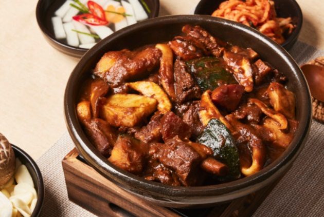 킹맘마 쑥이네 돼지 갈비찜 700g (간장, 매운) / 25년 전통 돼지갈비 술안주 캠핑 간편식 밀키트 : 킹맘마
