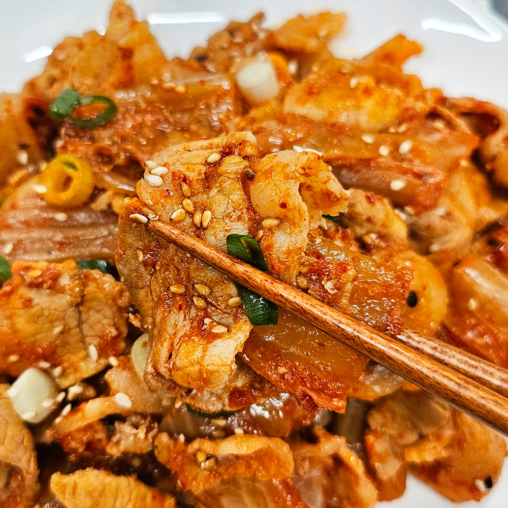 돼지 대패삼겹 한입크기 얇은삼겹살 300g 냉삼 불고기용 제육볶음 고기 슬라이스 두루치기 캠핑고기 : 도란네마켓